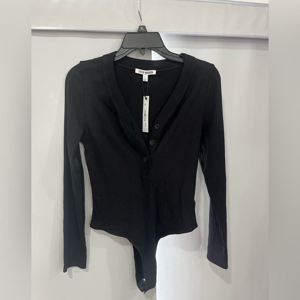 Steve‎ Madden Black Ribbed V-Neck body